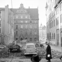 Rivning i kv. Tritonia mellan Lilla Nygatan 1 och Stora Nygatan 14. Petersenska huset i fonden. Gåsgränd t.h