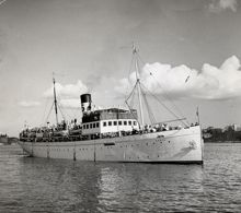 Fartyget ""Örnen"" stävar över Riddarfjärden, full med passagerare. Detta är efter andra ombyggnaden.