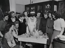 Vård av barn - Spånga Yrkesskolor ca 1946