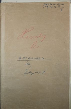 Förstasidan av polisrapporten. Brunt papper med handskriven text i svart och rött