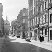 Jungfrugatan mot Hedvig Eleonora kyrka. Kv. Ynglingen t.h