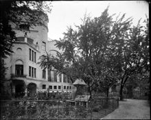 Gården vid Centralbadet, Drottninggatan 88