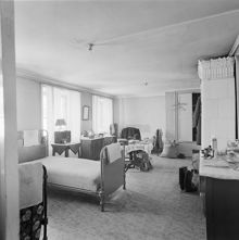 Klara Västra Kyrkogata 21. Hotell Linden. Interiör från hotellrum med tre sängar.