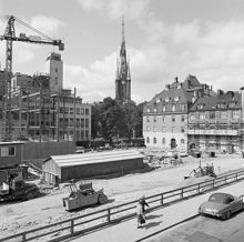 Drottninggatan 27-29, rivna kv. Hägern Mindre. T.h. Klara Östra Kyrkogata 8. T.v. Klara Östra Kyrkogata 5. Klara kyrka i fonden