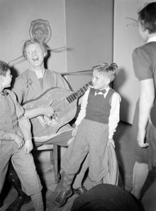 Gustaf Lövås, utklädd till Pippi Långstrump, spelar gitarr. Tjänstemännens centralorganisation firar julgille i Blå Hallen