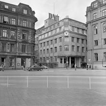 Vy norrut från Tegelbacken mot DN-huset i hörnet av Klara Västra Kyrkogata och Karduansmakargatan. Dåvarande kv. Sköldpaddan, nu kv. Björnen och Loen