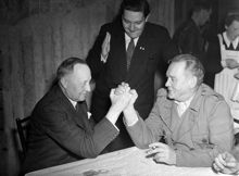 Nybygge vid Valhallavägen 186. Taklagsfest. Einar Björk och Alix Nicklasson bryter arm, Lars Erik Laurin agerar domare