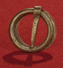 Medeltida ringsölja av brons