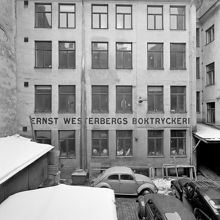 Klarabergsgatan 50. Del av gården och gårdshuset. Ernst Westerbergs Boktryckeri