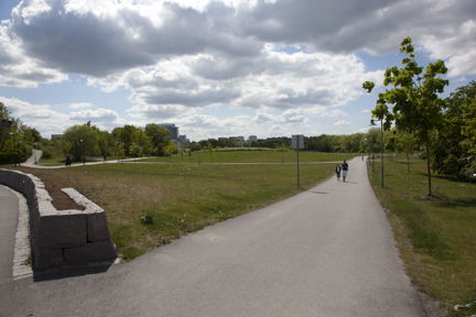 Grönområde och gångväg söderut från Älvkällevägen vid Valla över Årstafältet mot Östberga.