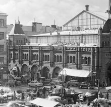 Östermalmstorg med Östermalmshallen i fonden