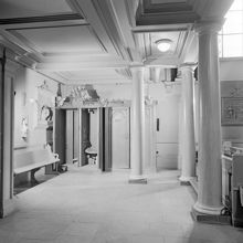 Katolska kyrkan. Interiör av kyrksalen med biktstolar