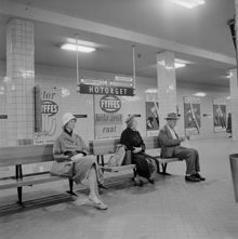 Hötorget, trafikanter väntar på tunnelbanan, 1959.