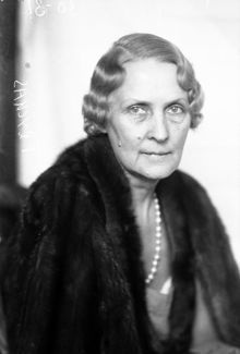 Porträtt av kvinna i pälscape, Forsell