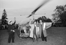 Max Hansen anländer till Skansen i helikopter och möts av Edvin Adolphson