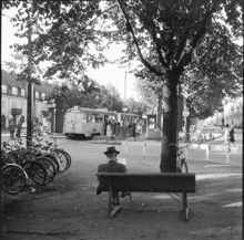 Hållplats på Nynäsvägen för linje 8 år 1949