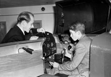 En pojke i en flygsimulator under Flygvapnets kurser för pojkar