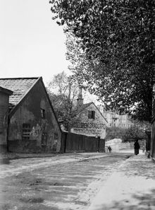 Eriksbergsgatan 8-6 västerut, tidigare Lilla Träskgatan. Nuvarande Eriksbergsgatan 12. Bostadshuset i fonden ligger vid Regeringsgatan 111, kv. Hägerberget