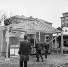 Utställningen ""Bygga och bo"" på Gärdet. Elever från Gärdesskolan byggde en stuga på utställningen, på sina slöjdtimmar
