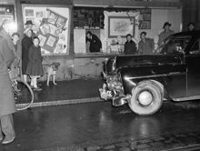 Folksamling iakttar en bil som krockat med en biltjuv