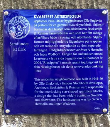 Blå emaljerad skylt med vit text