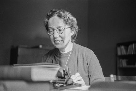 kvinna som sitter vid en skrivmaskin