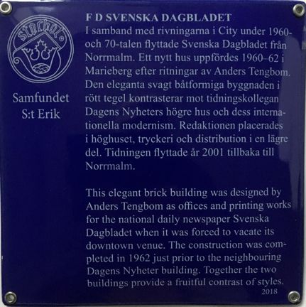 Blå emaljerad skylt med vit text