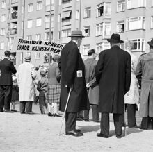 Bo Bergman betraktar första maj-demonstrationen vid Valhallavägen