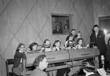 Karlaplan 4, Radiotjänst, Karlaplansstudion. Radioprogrammet ""Speldosan"". Dragning av 1945-års premieobligationer förrättas av sex unga kvinnor