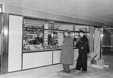 Kungsgatan/Hötorgets tunnelbanestation. Kiosk. (Den västra grenen, Hötorget-Vällingby invigdes 26.10.1952. Tunnelbanestation hette Kungsgatan 1952-1957)