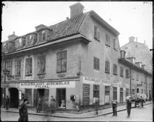 Norrlandsgatan 11 i hörnet av Mäster Samuelsgatan.  Alfred Nobels födelsehus