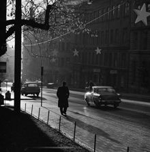 Upplandsgatan söderut från Tegnérlunden. Till höger Upplandsgatan 9 och 11, kv. Bergslagen. Juldekorationer upphängda över gatan