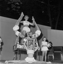Humlegården. Barnens Dag. Gymnastikgruppen Britta-flickorna uppträder på scen
