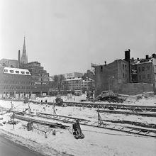 Vasagatan 4-6 under rivning. Kv. Elefanten och Fyrfotan Mindre är rivna. Klara kyrkas torn och höghusen vid Sergelgatan ses i fonden. Nuv. Vasagatan 2-4 är platsen för Sheraton Hotell