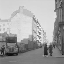 Grev Turegatan norrut från Humlegårdsgatan. Kvarteret Skvalberget 21 är rivningstomt
