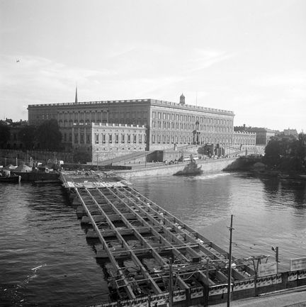 Strömbron byggs mellan Södra Blasieholmshamnen (nu Strömkajen) och Skeppsbron