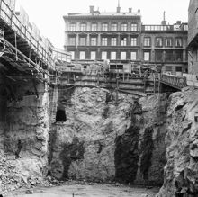 Gamla Brogatan 13, Sidencarlson. T.v. går Drottninggatan. Rivning sker i kvarteret Skotten. (Drottningg. 63, Gamla Brog. 24 och Kungsg. 49). Bohagshuset (PUB) byggdes sedan mellan åren 1955-59