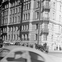 Renhållningens häst med kärra i hörnet av Skeppargatan 2 och Strandvägen 11
