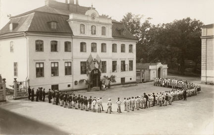 Uppställning på gården vid Frimurarbarnhuset i Kristineberg, 16 augusti 1928