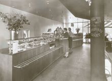 Restaurang Rotundan. Interiör av övervåningen. Självserveringen. Till höger reklam för Försvarslånet.