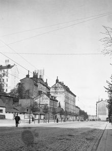 Birger Jarlsgatan norrut. Fotografiet är taget ungefär i jämnhöjd med Jutas Backe