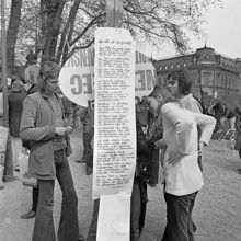 Kungsträdgården, maj 1971. Demonstrationer mot fällningen av almarna. Protestlista