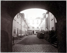 Hornsgatan 82 B, (tidigare 74). Här låg tidigare Gäldstuguhäktet, även kallat Bysättningshäktet eller Bysis. Gårdsinteriör