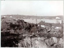 Utsikt från Danviksklippan, med Danviks hospital närmast t.h. I fonden Djurgården