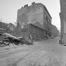 Norra Smedjegatan 34-30. Vy från Hamngatan söderut vid rivning av Norra Smedjegatan 34. Här ligger Gallerian idag