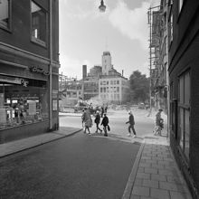 Brunkebergsgatan västerut mot Drottninggatan. Rivning av kv. Hägern Mindre. Kv. Svalan vid Klara Östra Kyrkogata i fonden