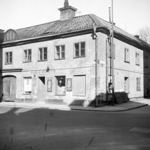 Nytorgsgatan 13. F.d. speceri- och matvaruaffär, revs 1973