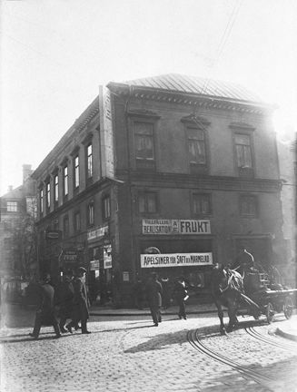 Drottninggatan 71 C med folkliv på gatan.