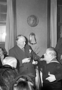 Evert Taube hyllas på Gyllene Freden, Österlånggatan 51 i samband med avtäckningen av en Taubemedaljong