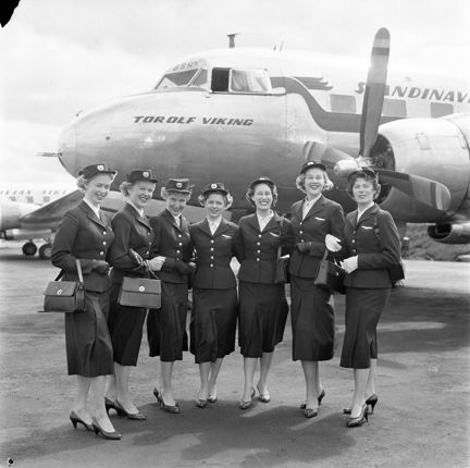Bromma flygplats. SAS nya flygvärdinnor. Britt Öman, Daisy Orstadius, Helena Hellichius, Birgitta Forsell, Ulla-Britta Erikson, Rose Ekelund, Ellen Strömberg
